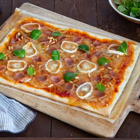 Pizza mit Ziegenkäse, Speck und karamellisierten Zwiebeln