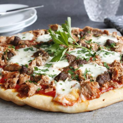 Pizza au thon et olives