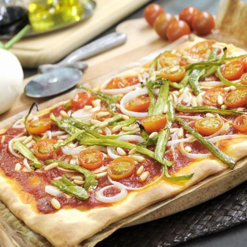 Pizza aux légumes et aux pignons de pin