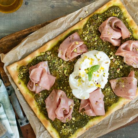 Burrata-Pizza, Pesto und Mortadella